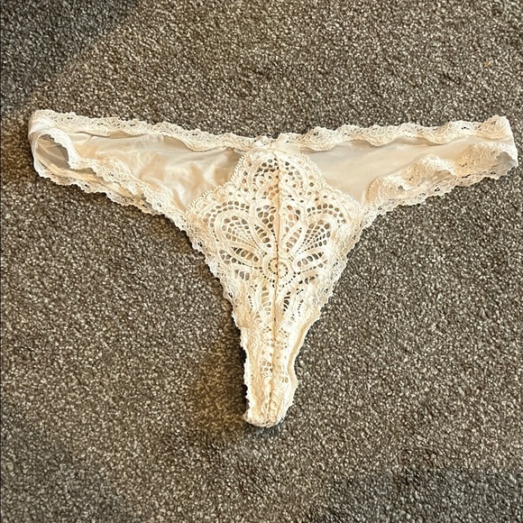 Victoria's Secret Ivory Lace Panty - Picture 1 of 3